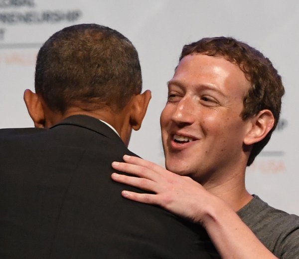 Srdačan zagrljaj Baracka Obame i MArka Zuckerberga kojem se predbacuje kako je tijekom predsjedničke kampanje favorizirao Hillary Clinton Profimedia