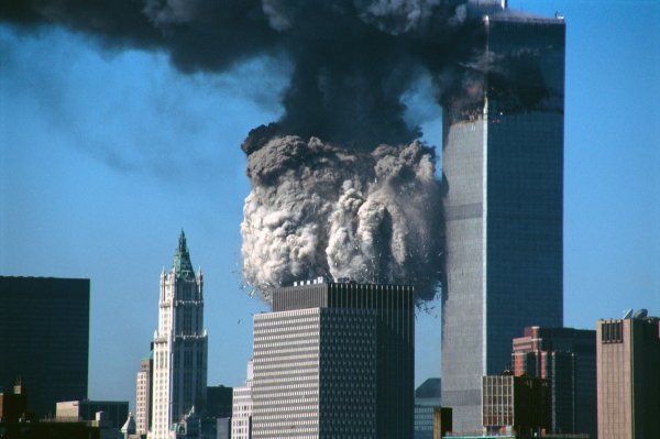 Snažan poticaj cijeni nafte dao je prvo teroristički napad na New York u rujnu 2001. i nakon njega rastući rizik u geopolitici na Bliskom istoku