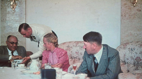 Morell u društvu Eve Braun i Adolfa Hitlera u njegovoj vili u Obersalzbergu