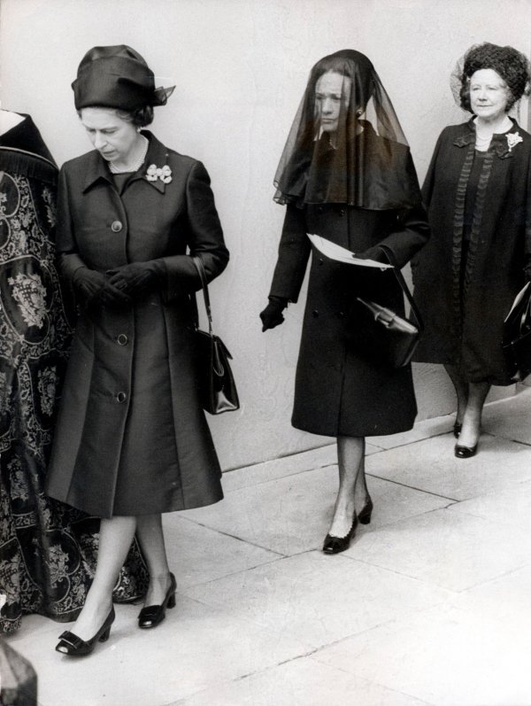 Kraljica Elizebeta i Wallis Simpson na sprovodu Edwarda VIII.