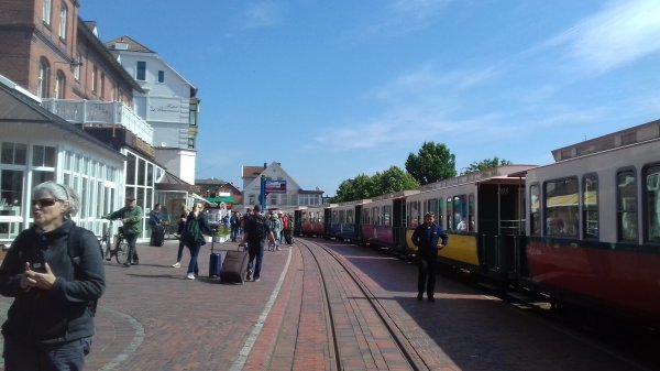 Do središta Borkuma turiste vozi mala otočna željeznica