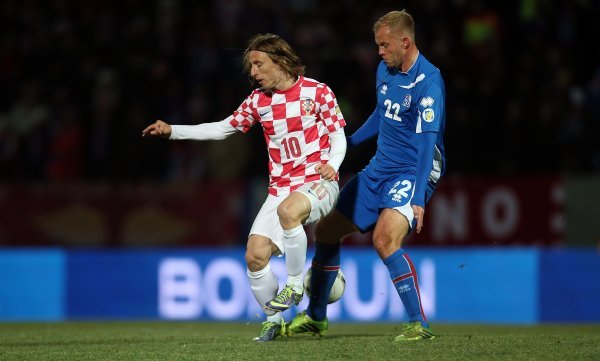 Luka Modrić i Eidur Smari Gudjohnsen na utakmici dodatnih kvalifikacija za SP 2014., Island - Hrvatska