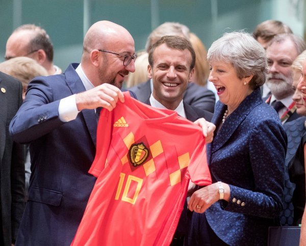 Belgijski premijer Charles Michel zaskočio je britansku kolegicu Theresu May i poklonio joj belgijski dres