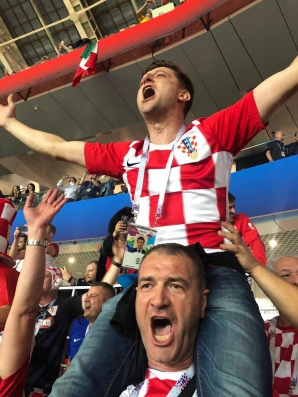 U navijačkoj euforiji: Zdravko Marić na ramenima Josipa Stojanovića Jollyja na SP-u u Rusiji