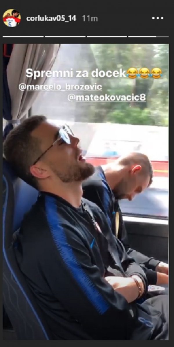 Ćorluka je na Instagramu objavio video Brozovića i Kovačića kako spavaju u autobusu koji ih je vozio prema aerodromu.