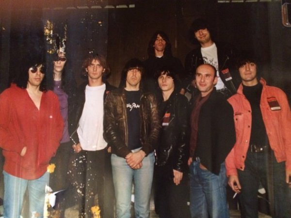 Psihomodo Pop sa svojim uzorima Ramonesima 1990. u Ljubljani