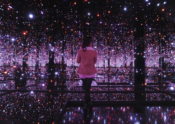 U jednoj od Kusaminih 'Infinity Mirrored Rooms' (Filled With The Brilliance of Life) 2011. u londonskom Tateu