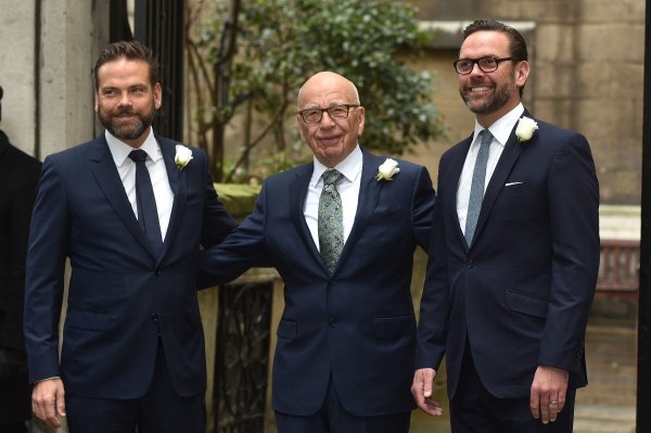 Rupert Murdoch sa sinovima Lachlanom (lijevo) i Jamesom (desno)