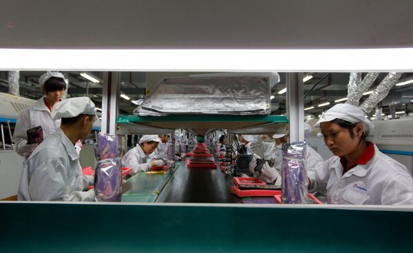 Radnici Foxconna na proizvodnoj traci tvornice Lunghua u gradu Shenzhenu na jugoistoku Kine