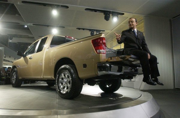 Izvršni direktor Nissana Carlos Ghosn sjedi u novom Nissan Titanu na Auto Showu u Detroitu 7. siječnja 2013.