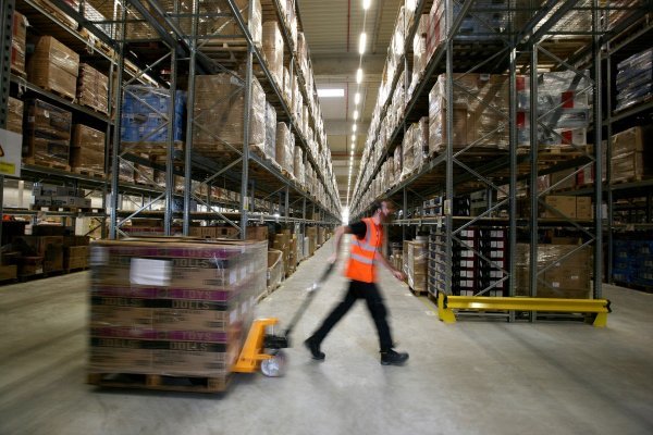 Zaposlenici Amazona često svjedoče o teškim uvjetima rada u skladištima, nepoštivanju radnih prava te pritiscima da se ispune visoka očekivanja