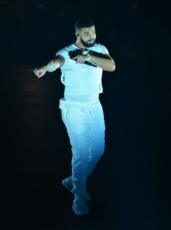 Rolls kanadskog glazbenika Drakea umjesto legendarne figurice Spirit of Ecstacy na vrhu poklopca motora ima figuricu sovice s ugrađenim dijamantima