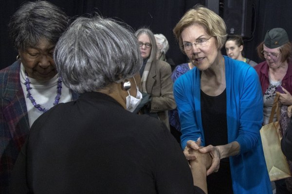 Elizabeth Warren, senatorica u američkom saveznom parlamentu iz Massachusettsa, istaknula je kandidaturu još krajem prošle godine