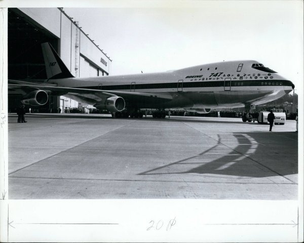 Boeing 747 izlazi iz proizvodnih pogona u Everettu 1970. godine