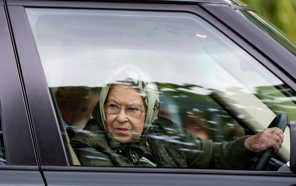 Kraljica Elizabeta II za volanom