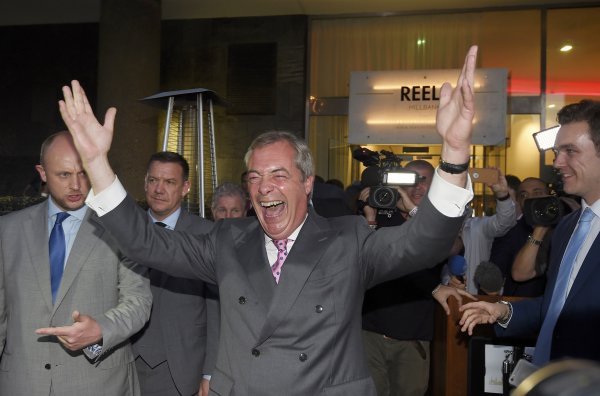 Protivnik EU-a Nigel Farage slavi pobjedu Brexita  