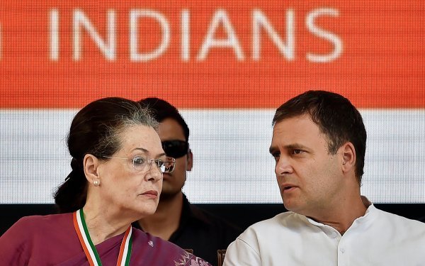 Sonia i Rahul Gandhi na predizbornom skupu u New Delhiju