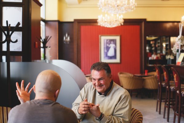 Radimir Čačić u razgovoru s novinarom tportala Lukom Filipovićem u kavani Grofice Marice