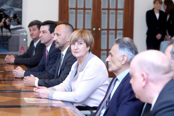 Ruža Tomašić ima najveći politički kapital: unatoč čestom mijenjanju stranačkih dresova (HSP, HSP AS, HKS), postala je jačom političkom markom od stranaka u čijem je članstvu bila ili jest