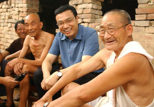 Li Keqiang, tajnik komiteta Komunističke partije Kine pokrajine Henan, u razgovoru sa seljanima u Xinxiangu u središnjoj Kini 8. kolovoza 2003.