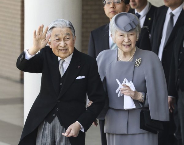 Japanski car Akihito i carica Michiko u ožujku su posjetili mauzolej legendarnog cara Jinmu, utemeljitelja dinastije