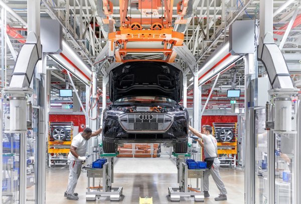 Montaža kotača na Audi e-tron prije silaska s proizvodne trake