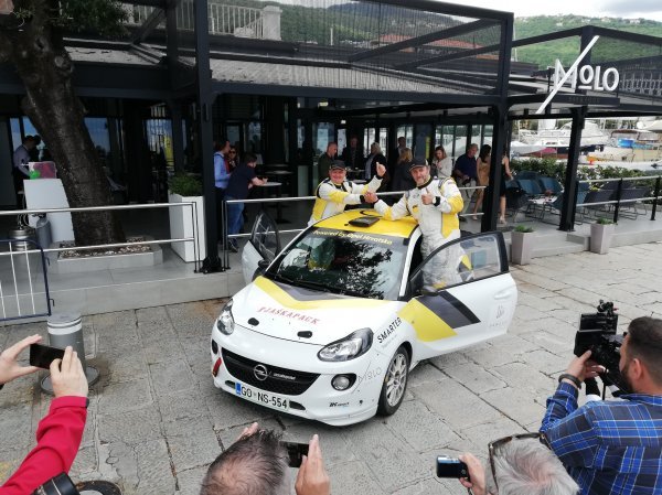 Niko Pulić i Davor Devunić pored svog Opela Adam R2