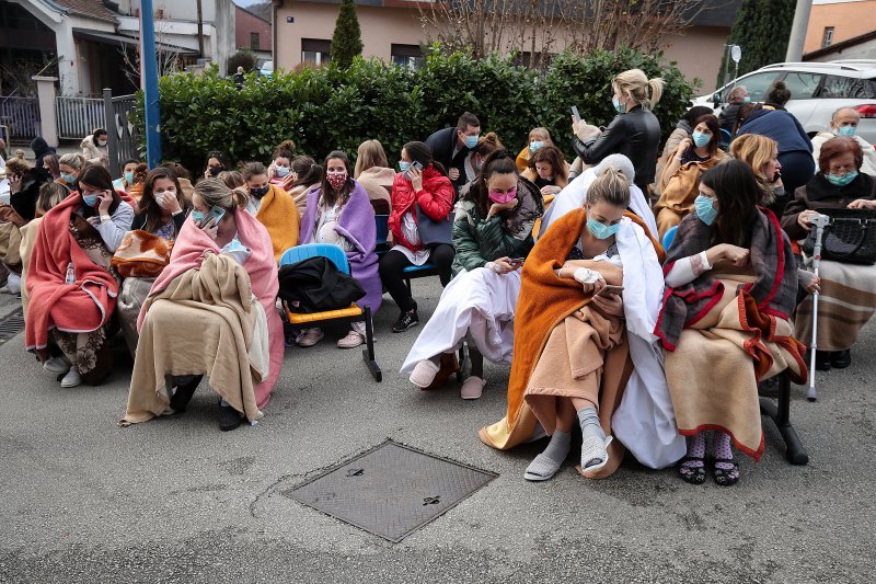 Osoblje i pacijenti bolnice na Svetom duhu nakon potresa izašli ispred bolnice