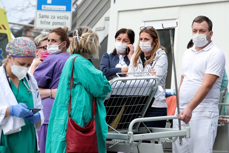 Osoblje i pacijenti bolnice na Svetom duhu nakon potresa izašli ispred bolnice