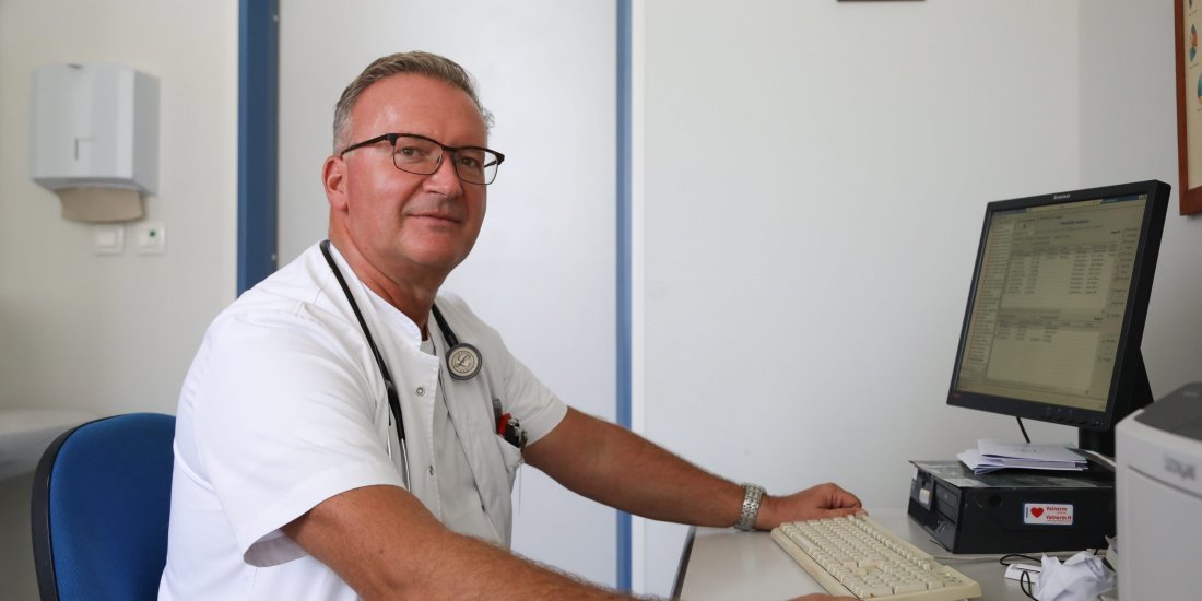 smeđi momak izlazi s crnom djevojkom
