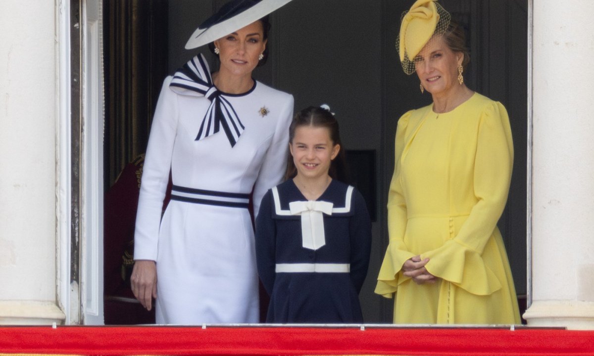 Williamova strina izgleda prelijepo u elegantnoj haljini vedre boje ...