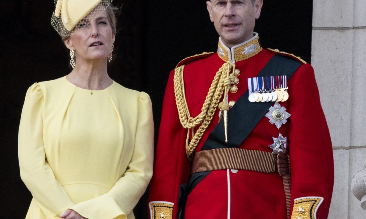 Williamova strina izgleda prelijepo u elegantnoj haljini vedre boje ...