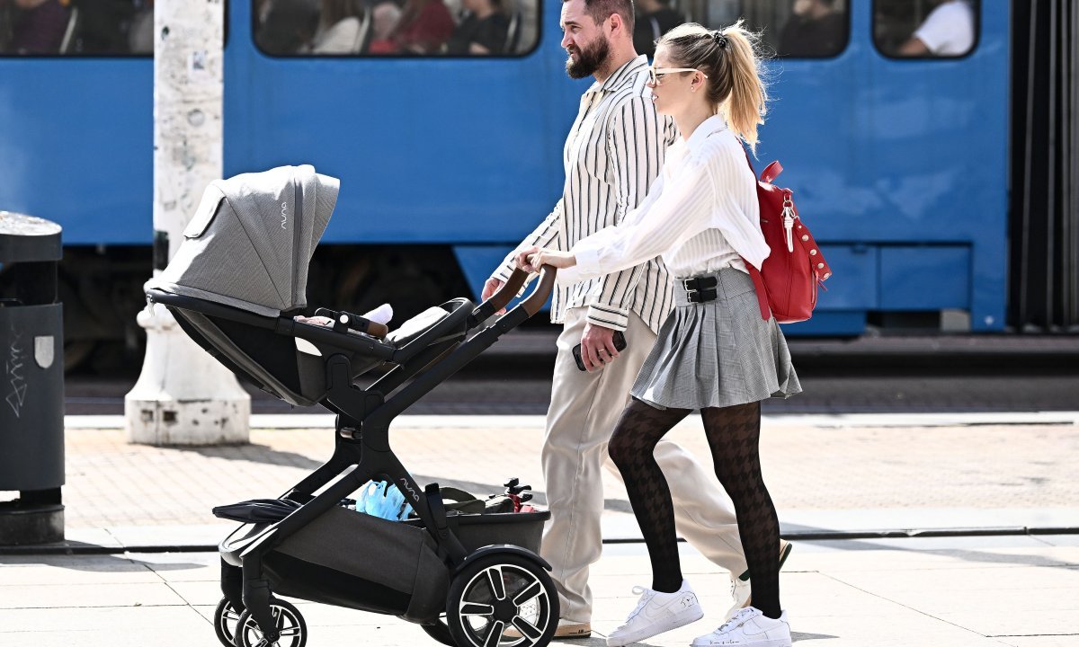 Vrijeme samo za njih: Matija Cvek sa suprugom i kćerkicom snimljen u ...