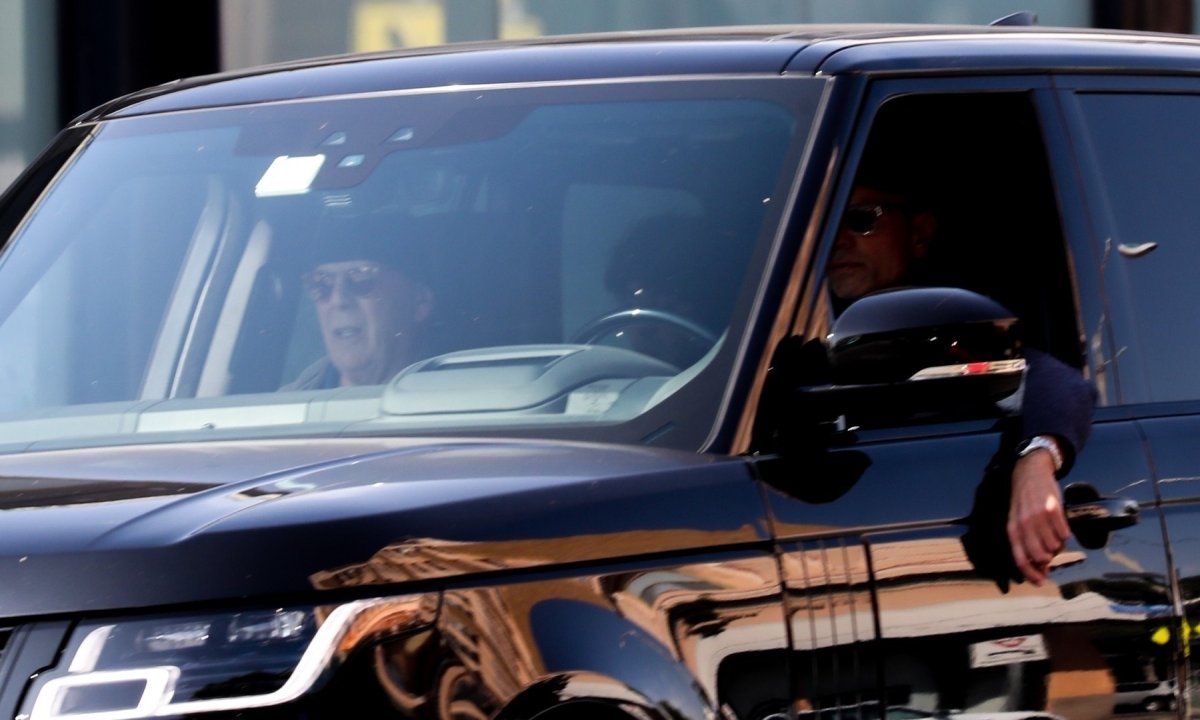 Bruce Willis od njega se ne odvaja: Nove fotke iz automobila otkrivaju ...