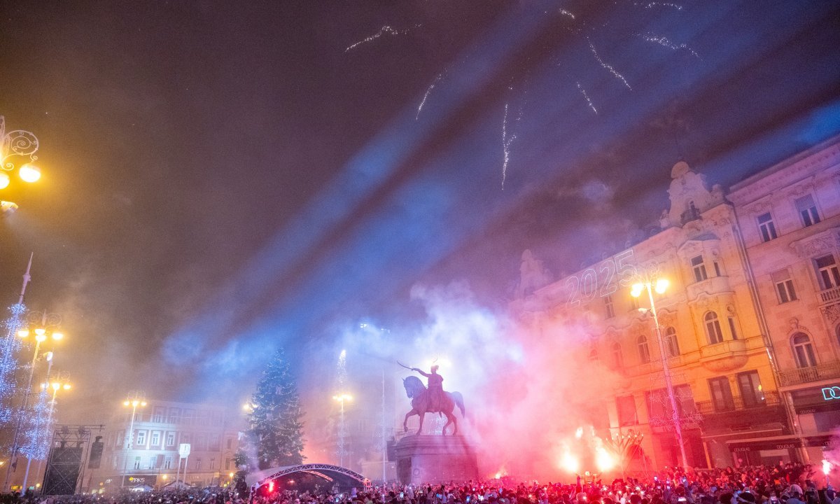 Veselo, šareno i bučno: Pogledajte kako je Hrvatska dočekala 2025 ...