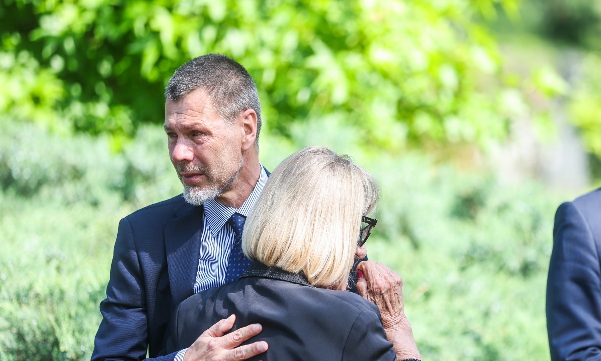 Boban zaplakao na Draženovom grobu | tportal
