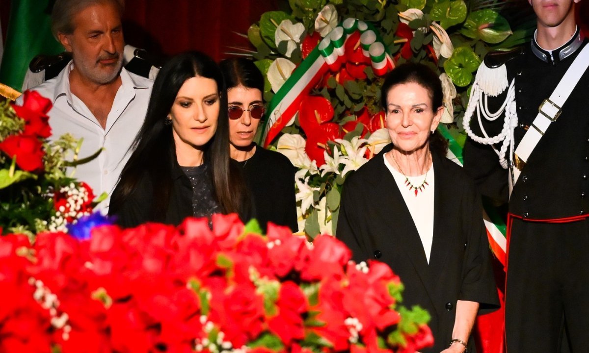 Tuga u Rimu: Italija se oprostila od televizijske legende, viđene Laura ...