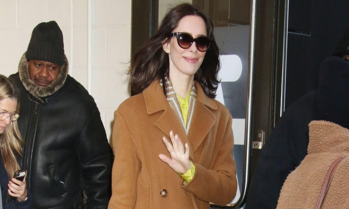 Jedan kaput, bezbrojne kombinacije: Zgodna brineta zna zašto je to najbolja investicija Kép