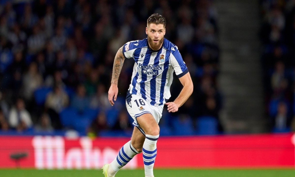 Duje Ćaleta-Car dobio žuti, ali onda se uključio VAR i.... Kép