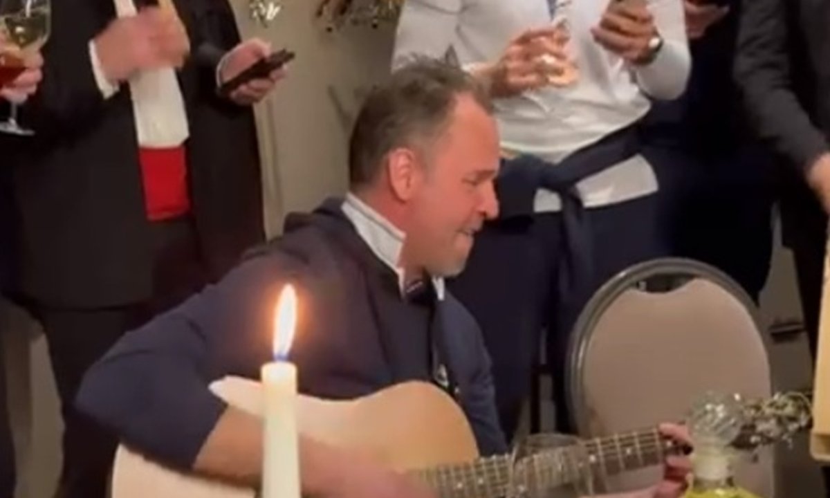 Ova proslava će se prepričavati godinama. Dagur s gitarom pjeva: S Islanda sam ja... Kép