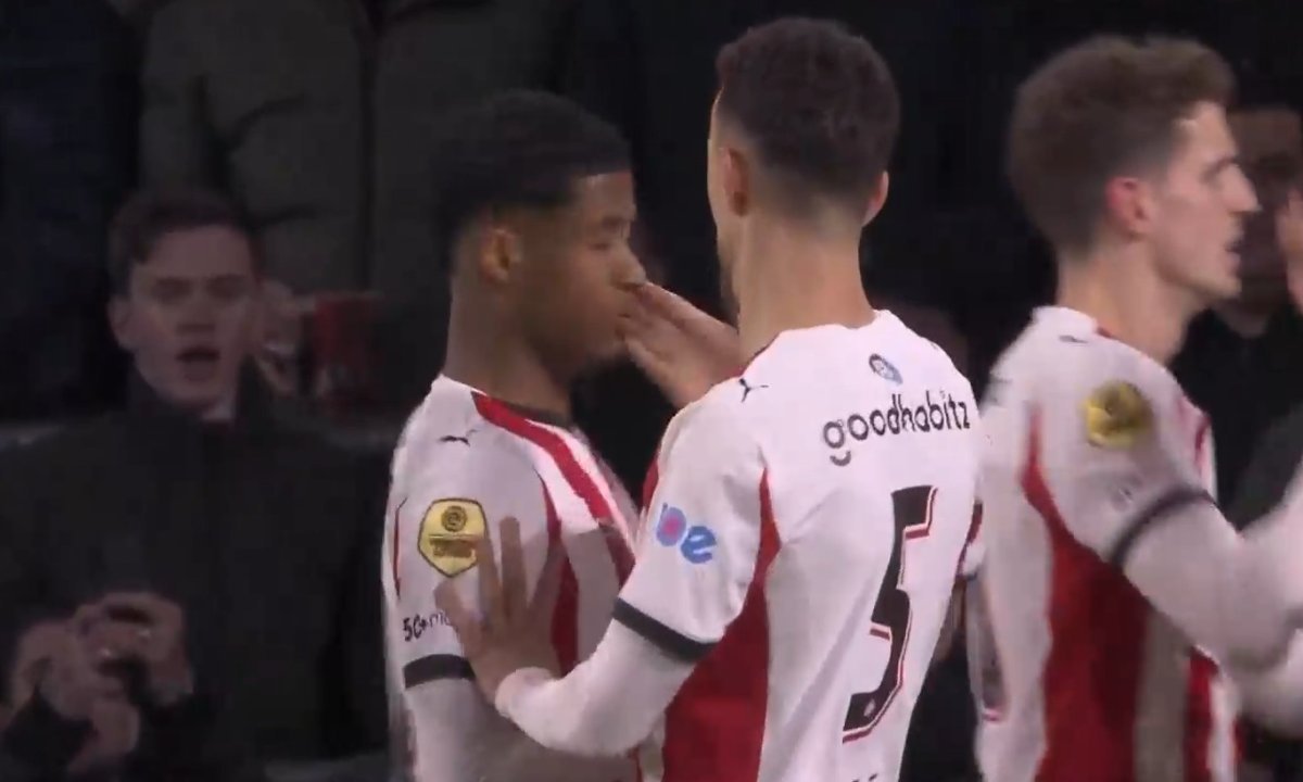 Pogledajte kako je Perišić zabio u kupu pa onda dvaput bizarno ošamario suigrača Kép