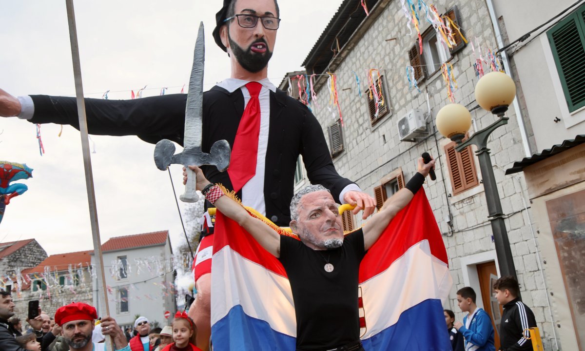 FOTO Glavne zvijezde bili su Tomašević i Thompson, ali gorio je simbol socijalizma Kép