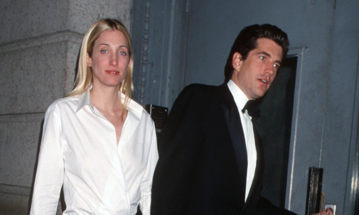 Nova generacija otkriva kraljicu minimalizma: Carolyn Bessette opet je modna opsesija, a ovaj look je - sve Kép