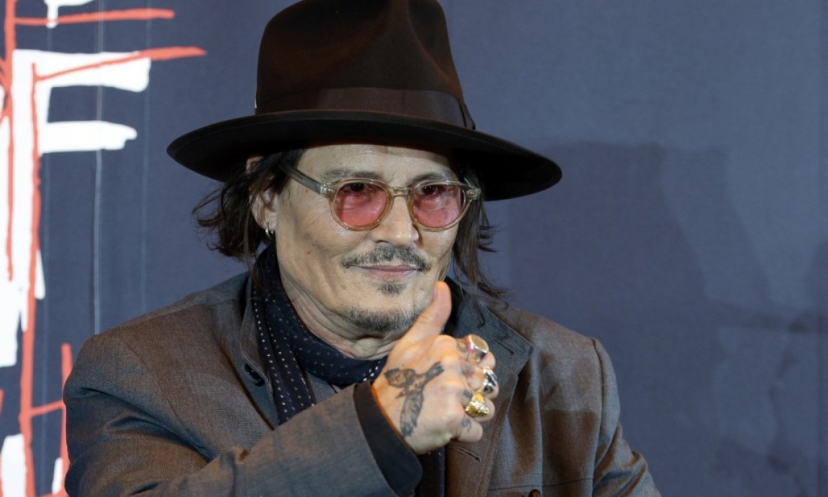 Johnny Depp šokirao uzvanike: Usred zabave otkinuo umjetno lišće sa zida i počeo ga žvakati