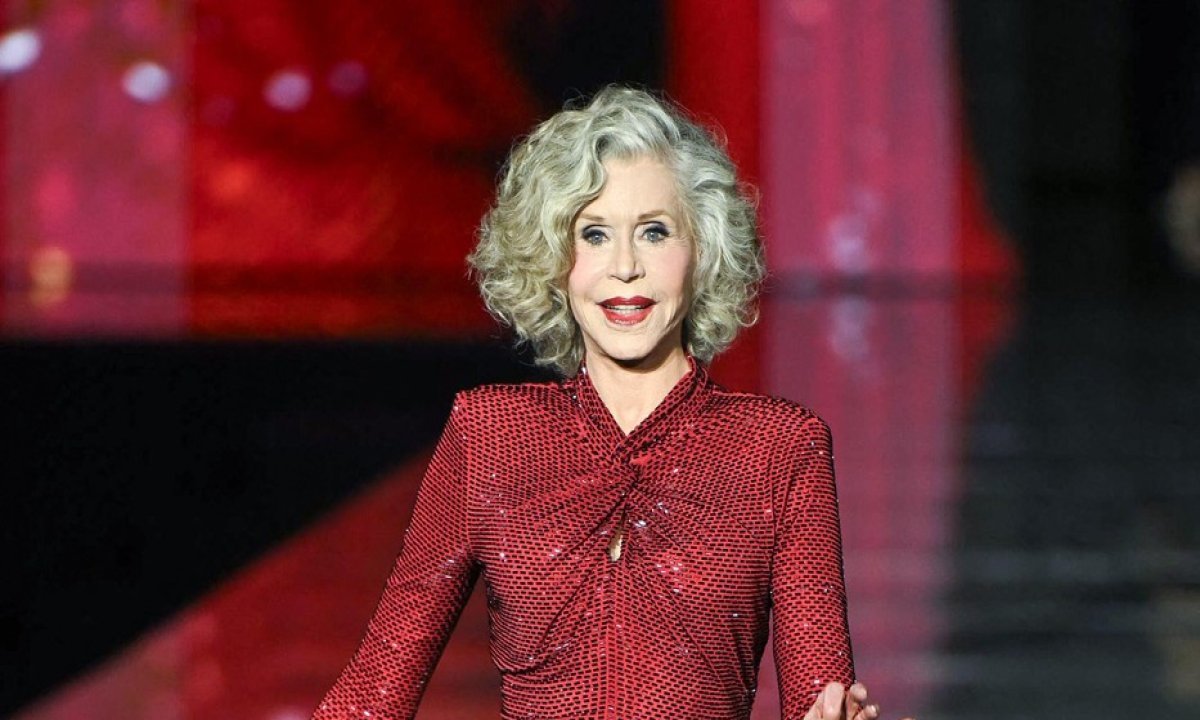 Crveno od glave do pete: Jane Fonda na Tjednu mode u Parizu poslala moćnu poruku