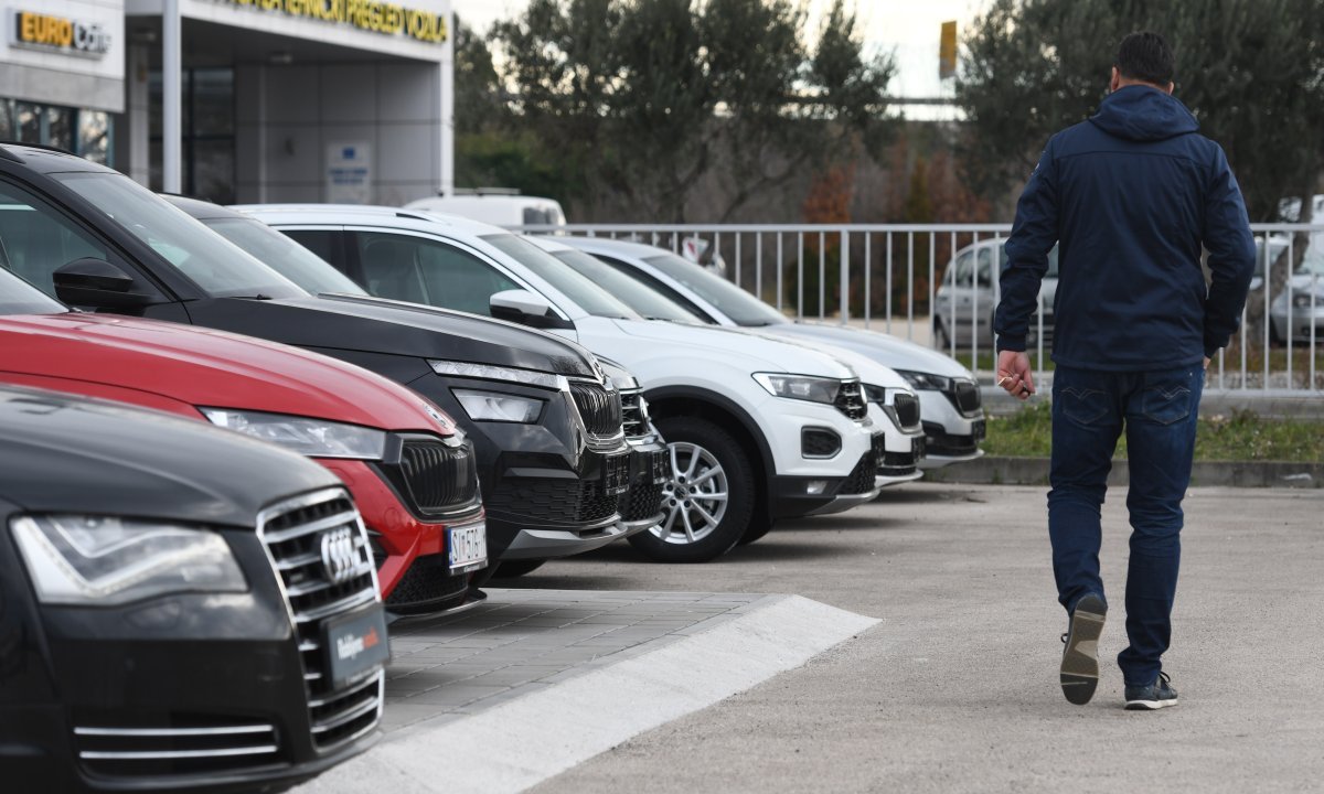Država prodaje 79 automobila: Cijene od 130 eura, među njima BMW, Audi, Mercedes i Range Rover