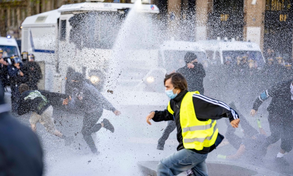 FOTO Kaos u Francuskoj ne prestaje: Deseci tisuća na ulicama, policija razbijala blokade sveučilišta