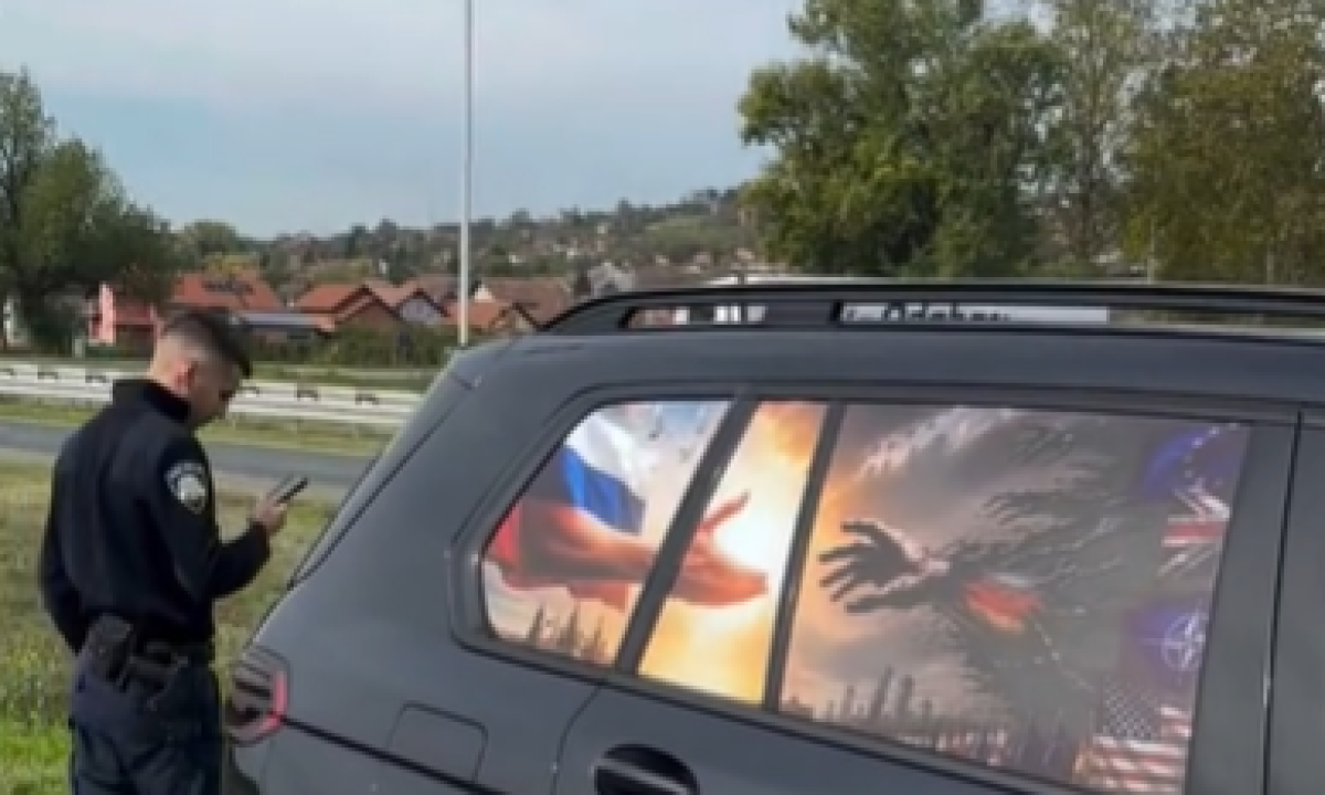 Vozio A3 s ruskom zastavom i neprimjerenim crtežom: Policija mu napisala 700 eura kazne