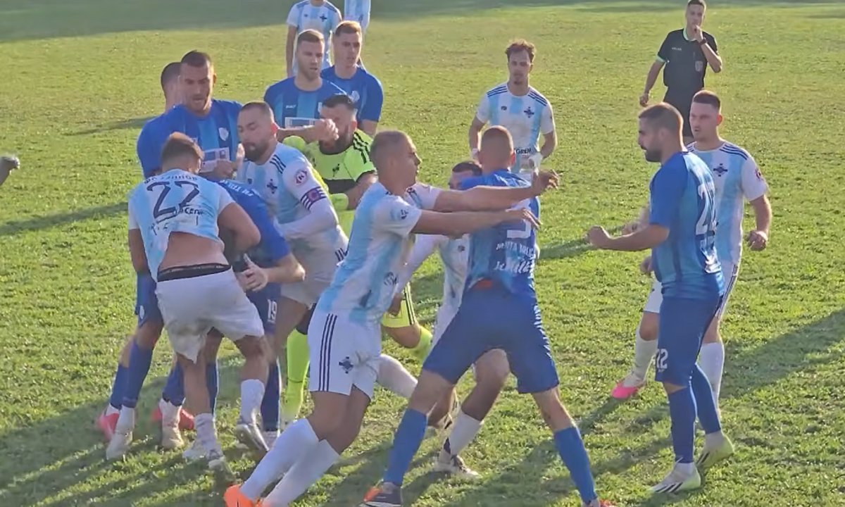 Totalni kaos na utakmici u Srbiji: Pogledajte masovnu tučnjavu igrača i navijača