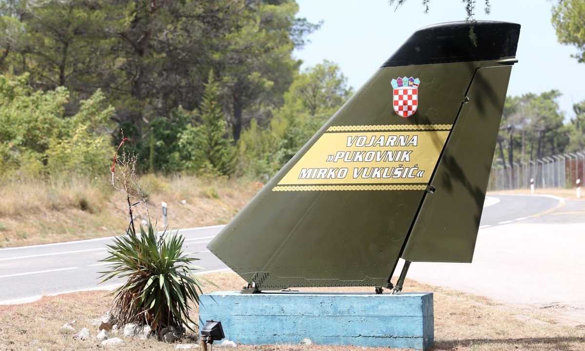 Pukovnik Ribarić novi zapovjednik Eskadrile aviona - tportal